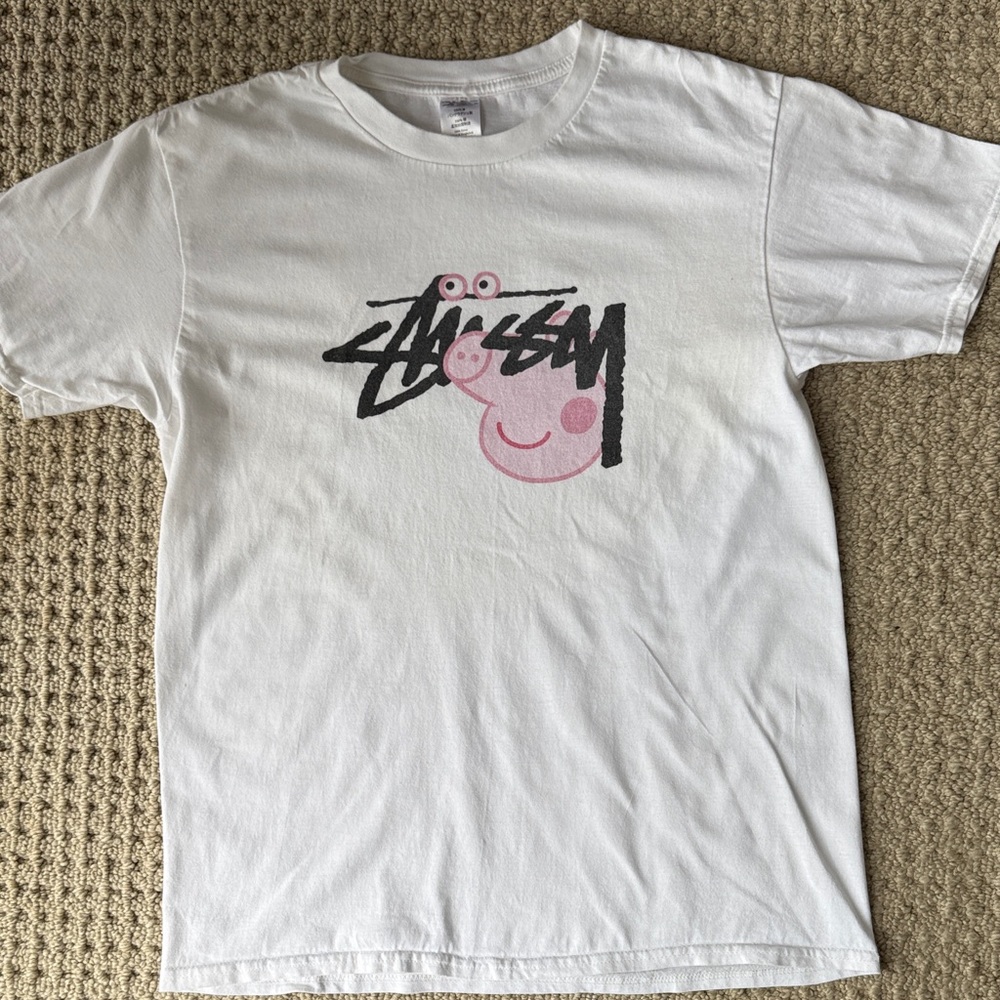Stussy Kids Tee with Peppa Pig logo.Tag adult Med  but more like a Boys large.